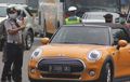 MINI Cooper Ayu Ting Ting Dicegat Satpol PP, Tak Boleh Masuh Bogor, Gara-gara Pelat Nomor