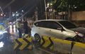 Jalanan Basah dan Licin, Daihatsu Sigra Terjang Beton di Gambir Sampai Ompong