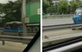  Bajaj Biru Asyik Melenggang di Tol JORR, Tak Gentar Lawan Arah Meski Penuh Truk Kontainer, Eh Sopirnya Cuma Kasih Alasan Ini