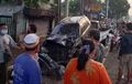 KIA Carens, Zebra Dan 3 Motor Pengungsi Remuk, Dihantam Truk Tronton, Posisi Parkir Pinggir Jalan