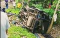 Hancur Berantakan, Suzuki Carry Tergeletak Tak Berdaya Isinya Satu Keluarga Tertabrak Kereta