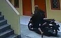 Honda BeAT Mahasiswi Raib Cepat, Aksi Pelaku Terekam CCTV, Mondar-mandir di Depan Pagar