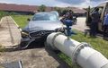 Waduh! Enggak Hati-hati Saat Test Drive, Mercedes-Benz E-Class AMG 43 Hantam Pipa Besi dan Berakhir Bonyok Parah