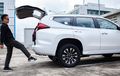 Fitur Power Tailgate Mitsubishi Pajero Sport VS Hyundai Santa Fe, Canggih Mana?