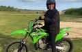 Susi Pudjiastuti Asyik Geber Kawasaki KX85, Ternyata Dijual Resmi oleh KMI, Ini Harganya Per Februari 2021 