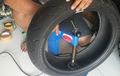 Jangan Sembarangan, Begini Cara Tambal Ban Tubeless Motor yang Benar