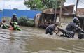 Cerdas! Anak-anak SD Bantu Tutup Lubang Knalpot Motor Untuk Terobos Banjir Jakarta, Berapa Ongkosnya?