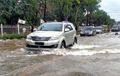 Berita Foto: Banjir Sekat Arus Lalu Lintas Jakarta, Motor dan Mobil Tenggelam