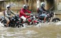 Otojadul: Nostalgia Adu Ketangguhan Motor Sport Sengaja Terjang Banjir, Sampai Nyungsep dan Mogok?