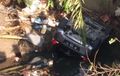 Honda Brio Hilang Kendali, Dipacu Kencang Lewat Jembatan, Berakhir Kayang di Sungai