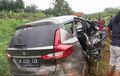 Suzuki Ertiga Melintir, Bodi Terkelupas dan Terkoyak, Hajar Beton Ruas Tol Pekalongan