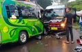 Mitsubishi FE 71 Dua Unit Saling Tebas, Depan Ambyar, Pengemudi Terjepit Dasbor