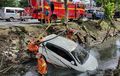 Toyota Agya Kotor-kotoran di Sungai, Fokus Main Handphone, Bablas Saat Putar Balik