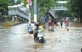 Masuk Musim Hujan, Ini Alasannya Motor Lebih Baik Didorong Saat Lewati Banjir
