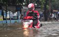 Motor Matik Bukan Kapal Selam, Batas Aman Terjang Banjir Cuma Segini