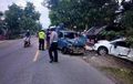 Honda Brio Terlempar, Bodi Kiri Lecek, Ditinju Toyota Kijang Muat Batu Nisan