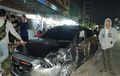 Mazda2 Kacau Balau, Bodi Bonyok Dan Ban Pecah, Jadi Tontonan Warga