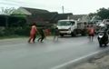Truk Trailer Terjang Rumah, Sopir Banting Setir ke Kanan, Ulah Nekat Gerombolan Anak Punk