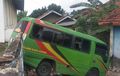 Isuzu Elf Nungging di Gudang Kosong, Belakang Gantung di Pagar, Terdengar Dentuman Keras