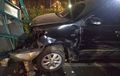 Toyota Avanza Kesekian Kali, Naik Pembatas Jalan Sambar Nissan Juke, Rontok Depan Tumbuk Pagar