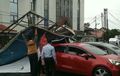 KIA Rio, Honda Jazz dan Satu Mobil Apes, Parkir Ketiban Baliho, Atap Ringsek