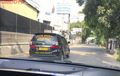 Mobil Kursus latihan Mengemudi Bikin Kesal? Ini Cara Aman Mendahuluinya di Jalan