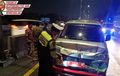 Suzuki APV Bonyok Depan Belakang, Tumbuk Mobil Disundul Pikap di Tol Waru-Perak