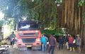 Aneh Tapi Nyata, Truk Trailer Nyasar Masuk Perkampungan Berhenti di Pohon Beringin, Sopir Tak Sadar Warga Keheranan