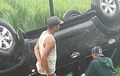 Toyota Fortuner Gagal Salip Avanza, Melintir Telentang di Sawah, Satu Orang Tak Bernapas
