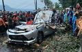 Toyota Avanza Isi 8 Orang Gepeng, Pohon Randu Besar Ambruk Pas di Atap, 4 Nyawa Melayang
