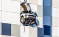 Ngeri! Porsche Macan Hampir Jatuh dari Gedung Parkiran, Begini Ceritanya