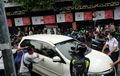 Daihatsu Xenia Digotong Warga Ramai-ramai, Parkir Salah Tempat, Ditatap Kereta Api