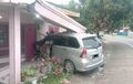Daihatsu Xenia Satroni Teras Rumah Warga, Atap Bangunan Ambruk, Kondisi Amburadul