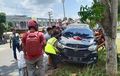 Daihatsu Xenia Dibalik Ramai-ramai, Terjang Trotoar Pecah Ban, Atap Jadi Alas di Aspal