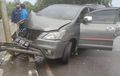 Kijang Innova Rontok Depan, Lampu Pecah Gril Tercabut, Hajar Tiang Listrik