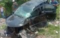 Daihatsu Xenia Luluh Lantak, Terpental di Sisi Rel, Separuh Bodi Hancur