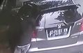 Honda Jazz GE8 Terekam CCTV, Aksi 30 Detik Getok Kaca Pintu, Panen Laptop dan HP
