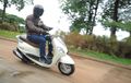 Naksir Vespa Namun Kemahalan? Skutik Retro Modern Ini Bisa Jadi Alternatif