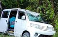 Daihatsu Luxio Isi 11 Orang Bonyok, Ban Kepelest, Oleng Injak Genangan Air