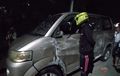 Suzuki APV Lebam Bodi Kiri, Baret Diparut Beton, Pengemudi Menghilang di Semak-semak