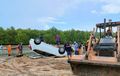 Hyundai Grand Avega Dikatrol Eskavator, Tenggelam di Sungai, Pengemudi Teledor
