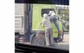 Video Viral Tiga Banjing Loncat Beraksi, Panjat Truk dan Palak Sopirnya, Polisi Tanggapi Begini