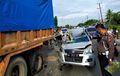 Atap Suzuki Karimun Terkoyak Hantam Truk Pecah Ban di Tepi Jalan, Pengemudi Tak Selamat