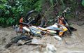 KLX 150 Sampai KTM 2-Tak Disapu Banjir Saat Trabas, 30 Crosser Kocar-kacir, Pilih Pegangan pohon