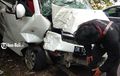 Suzuki APV Pecah Ban, Terpelanting Hantam Pohon, Depan Terburai Pintu Melengkung