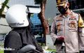 Asik Nih, Di Magetan Tertangkap Razia Pakai Masker dan Helm Standar Diganjar Kado Cabai Rawit