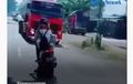 Viral, Wanita Naik Honda BeAT Ugal-ugalan Nyaris Adu Banteng Lawan Truk Akhirnya Diciduk Polisi, Begini Endingnya