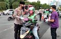 Kapolsek Turun ke Jalan, Driver Ojol Sudah Ciut, Kaget Dikira Razia! Ternyata Polisi Bagi Takjil