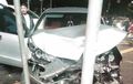 Muka Toyota Avanza Rusak Berat Cium Tiang, Ambulans Terobos Lampu Merah Diduga jadi Penyebab