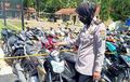 Mirip Pawai Sambil Tuntun Motor, Ratusan Penonton Balap Liar dan Motornya Digiring Jalan Kaki Menuju Mapolres